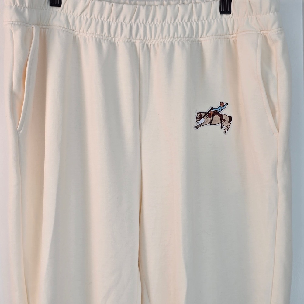🆕️ NWOT YOGALICIOUS Scuba Taylor Jogger Cream Cowboy‎ Boot Horse Embroidery XL